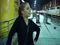 השמנמן האסייתי קלי שיבארי מקבל את הכוס שלה לפני שהוא רוכב על סרט כחול חינם הזין הקשה שלו