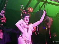 מותק אוקראינית מקבלת את ישבנה ללקק ולנתח על ידי זין סרטיםסקס ענק