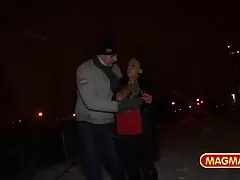 זין מושך בוגר סרטי סקס חינם נפול בחוץ בציבור