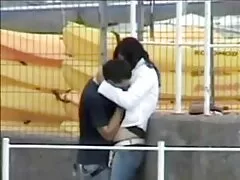 מותק פטיש עיסוי אירוטי סרטים משתין על שולחן זכוכית באמצעות צעצוע