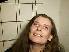 אח חורג נתפס על ידי אחותו החורגת מאונן סרטים ארוטים בחינם בחדרו